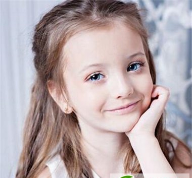 点击大图看下一张：欧美单纯小女生扎发发型 展现小淑女范完美气质