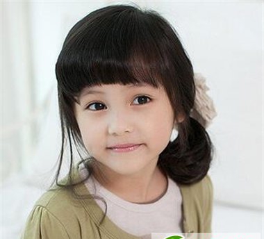 点击大图看下一张:讨喜款小女生扎发 聪明可爱版最时尚