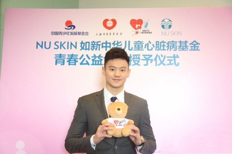 点击大图看下一张：宁泽涛近照 变私教被摸腹肌图