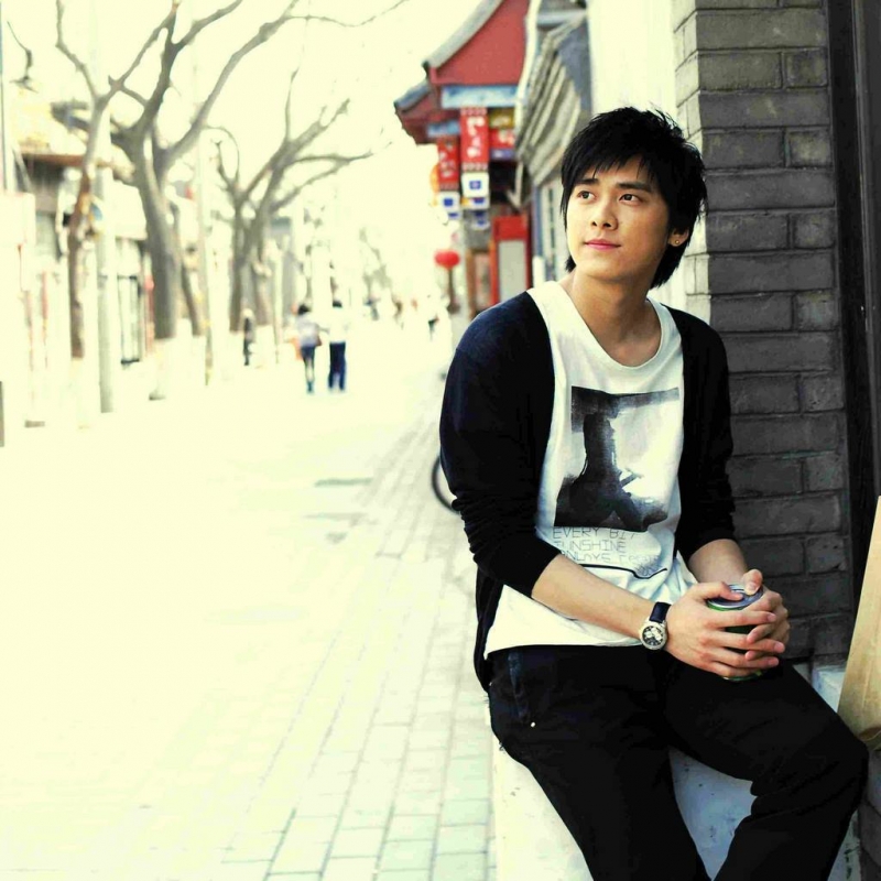 点击大图看下一张：新生代明星李易峰悠扬帅气彰显男神风范