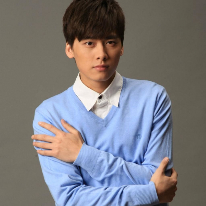 点击大图看下一张：新生代明星李易峰悠扬帅气彰显男神风范