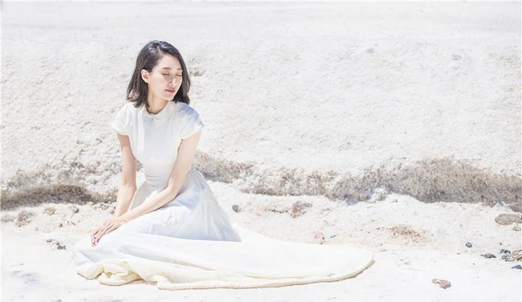 点击大图看下一张：李斯羽曝氧气写真 长裙赤足宛若置身幻境