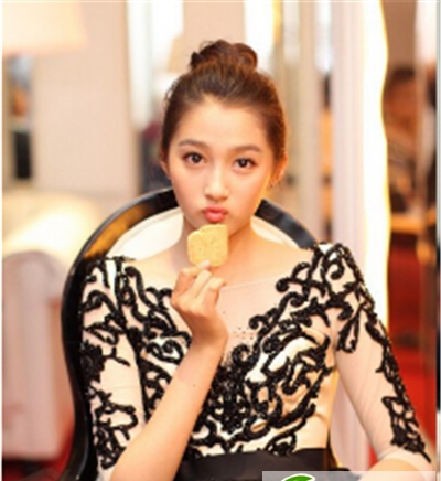 点击大图看下一张:人气小花旦关晓彤发型盘点 时尚俏丽还修颜