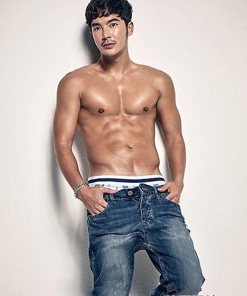 点击大图看下一张:金宇利大秀身材与肌肉