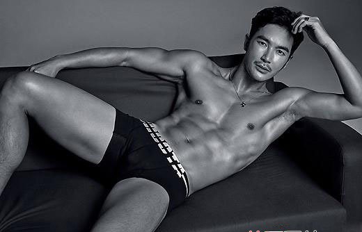 点击大图看下一张:金宇利大秀身材与肌肉