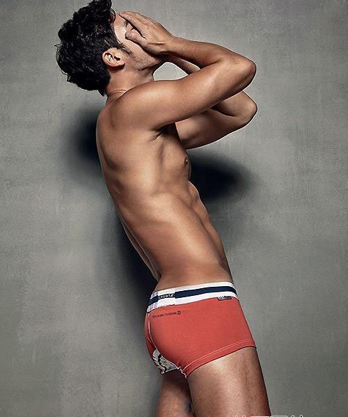 点击大图看下一张：金宇利大秀身材与肌肉