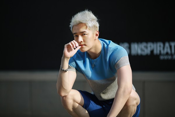 点击大图看下一张：初俊辰休闲街拍