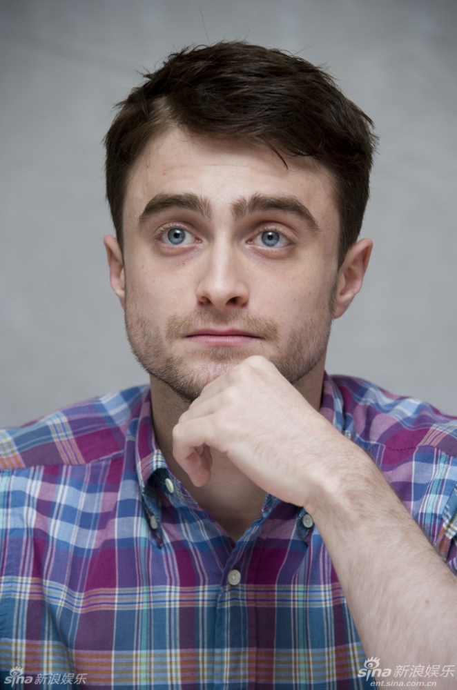 点击大图看下一张：丹尼尔拍写真 抿嘴卖萌