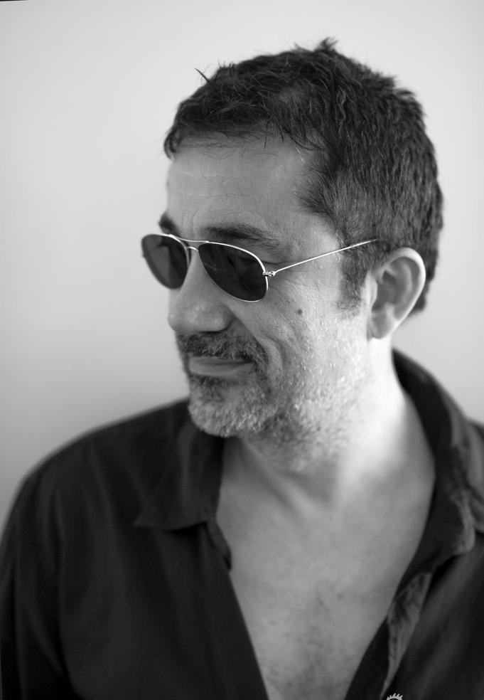 点击大图看下一张：导演锡兰拍写真 留灰白胡子展沧桑范儿