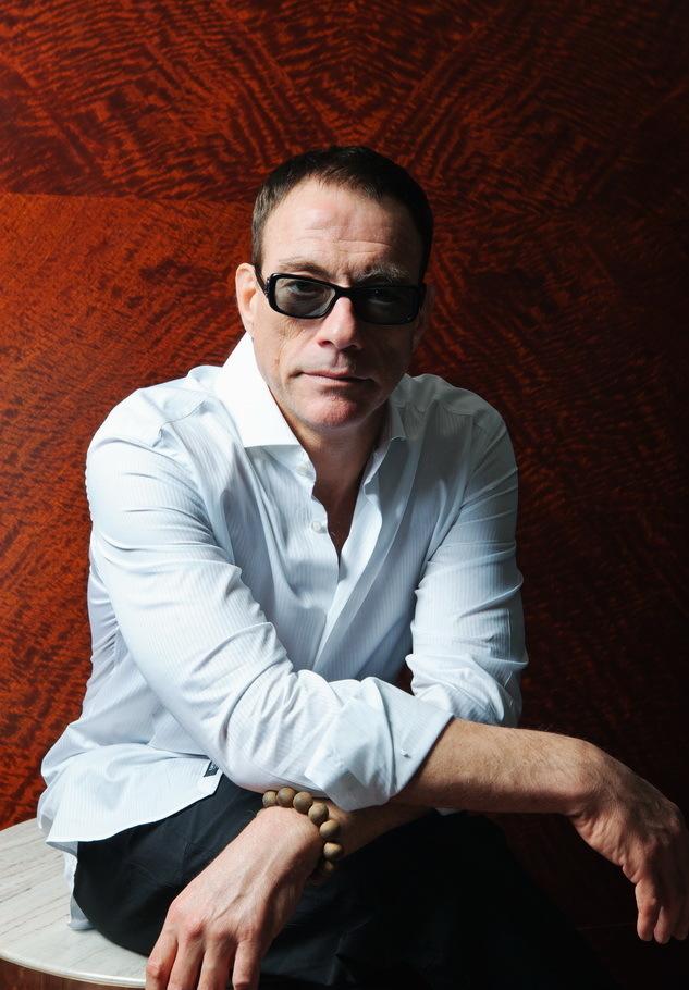 点击大图看下一张：尚格云顿一字马不怕模仿 学TFBoys跳舞