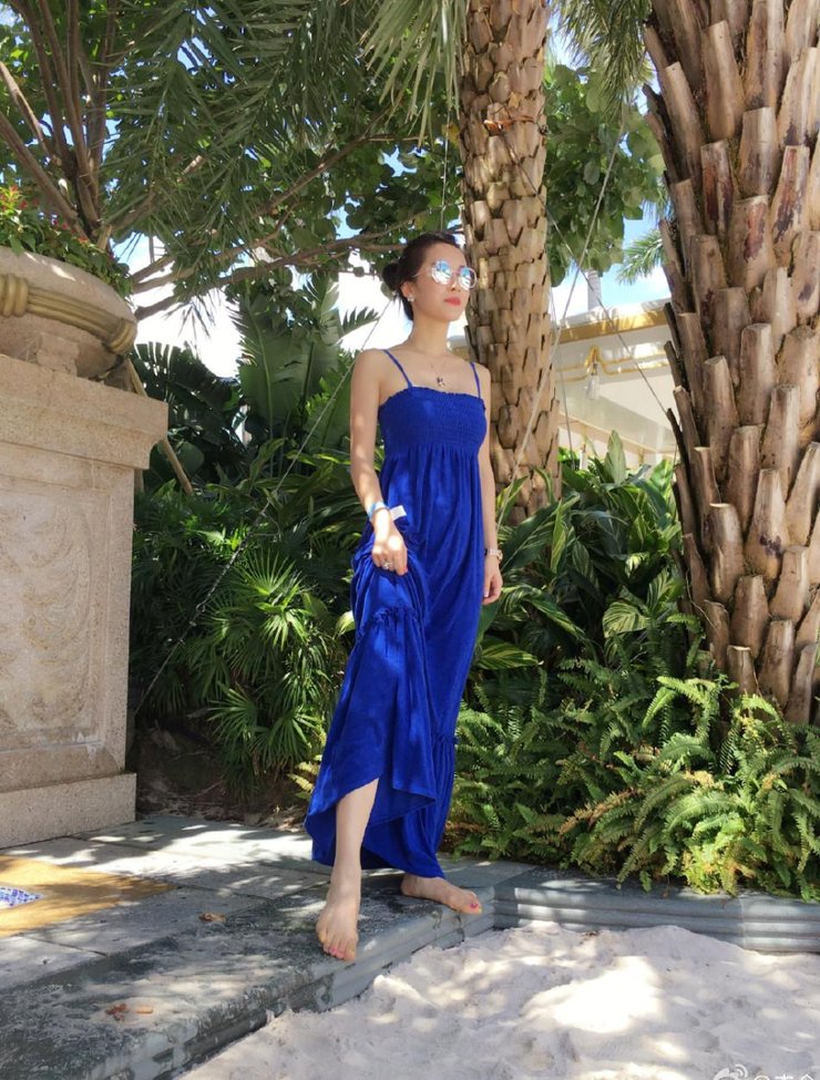 点击大图看下一张：李念穿吊带长裙现身沙滩 墨镜红唇气场强