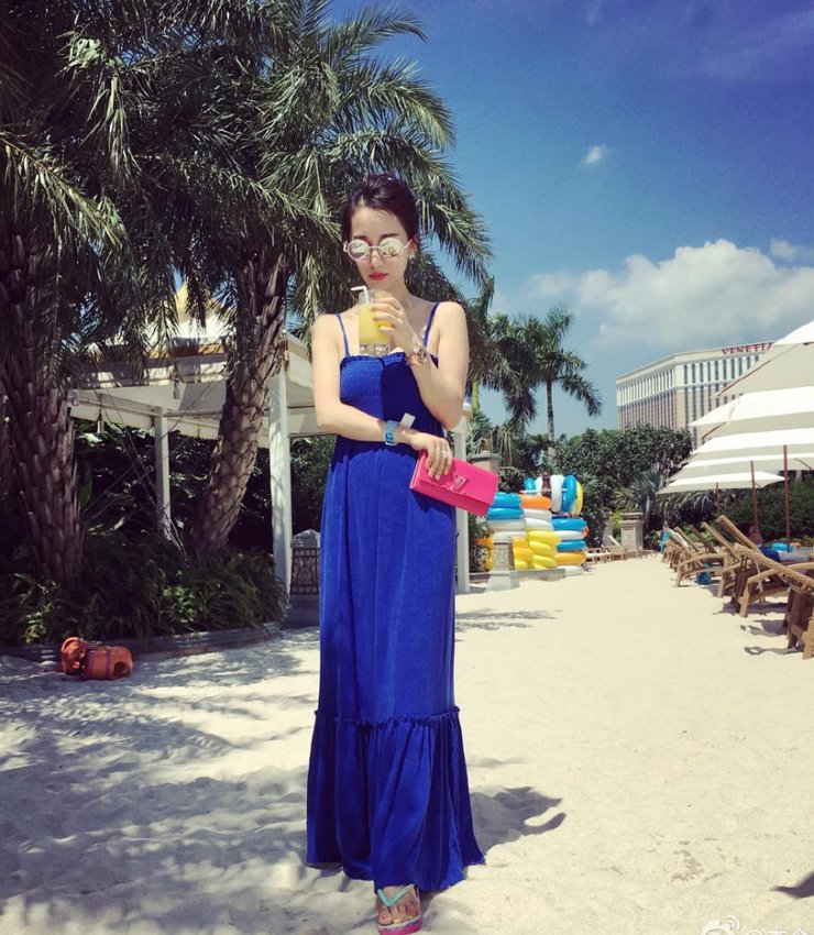 点击大图看下一张:李念穿吊带长裙现身沙滩 墨镜红唇气场强
