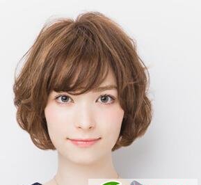 点击大图看下一张：可爱波波头时尚打理 动感VS清纯款时尚搭配