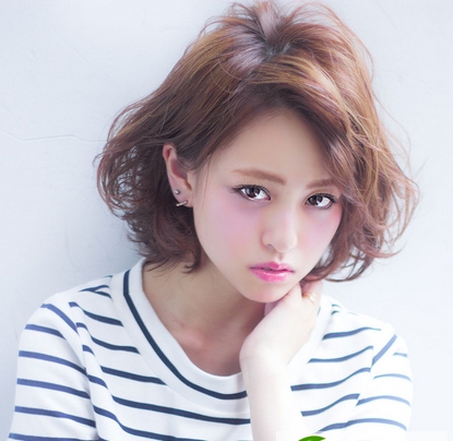 点击大图看下一张：气质波波头流行发型图片