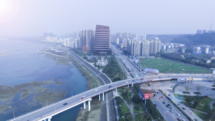 点击大图看下一张：鸟瞰上中坝大桥