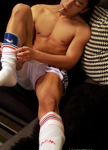 点击大图看下一张:白袜帅哥 微博潮男帅哥杨贺天图片