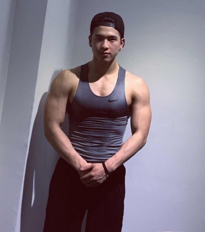 点击大图看下一张:阳光型男帅哥在健身房