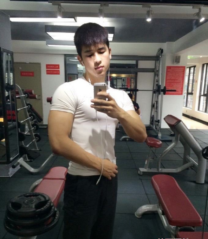 点击大图看下一张:阳光型男帅哥在健身房