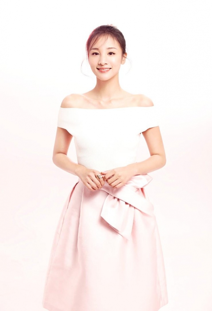 点击大图看下一张：章龄之性感美照来袭 婉约灵动女神范儿