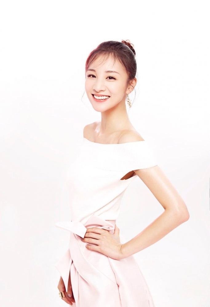 点击大图看下一张：章龄之性感美照来袭 婉约灵动女神范儿