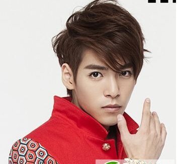 点击大图看下一张：亚洲男生适合的发型 偏分刘海最具时尚感