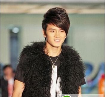 点击大图看下一张:亚洲男生适合的发型 偏分刘海最具时尚感