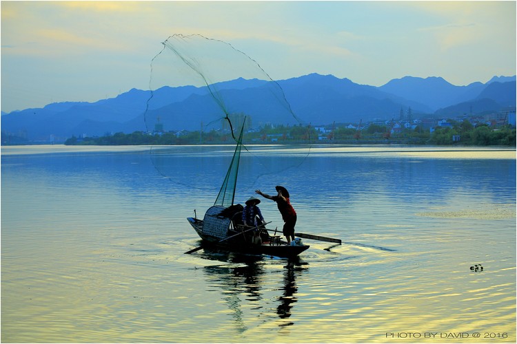 点击大图看下一张:鱼耕暮归图