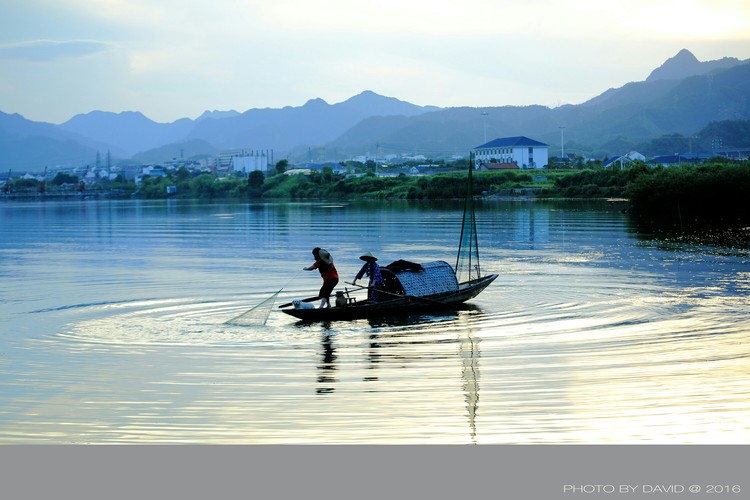 点击大图看下一张:鱼耕暮归图