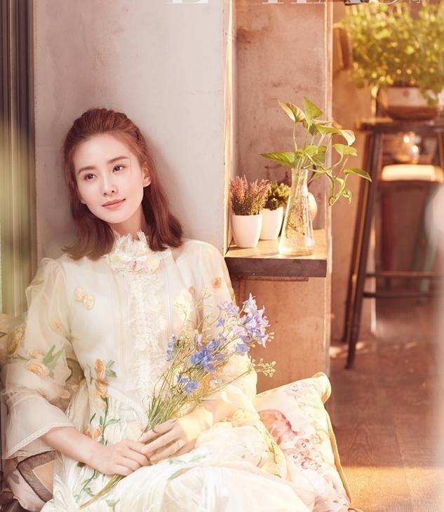 点击大图看下一张：刘诗诗清新登封面 恬静淡雅若清风拂面