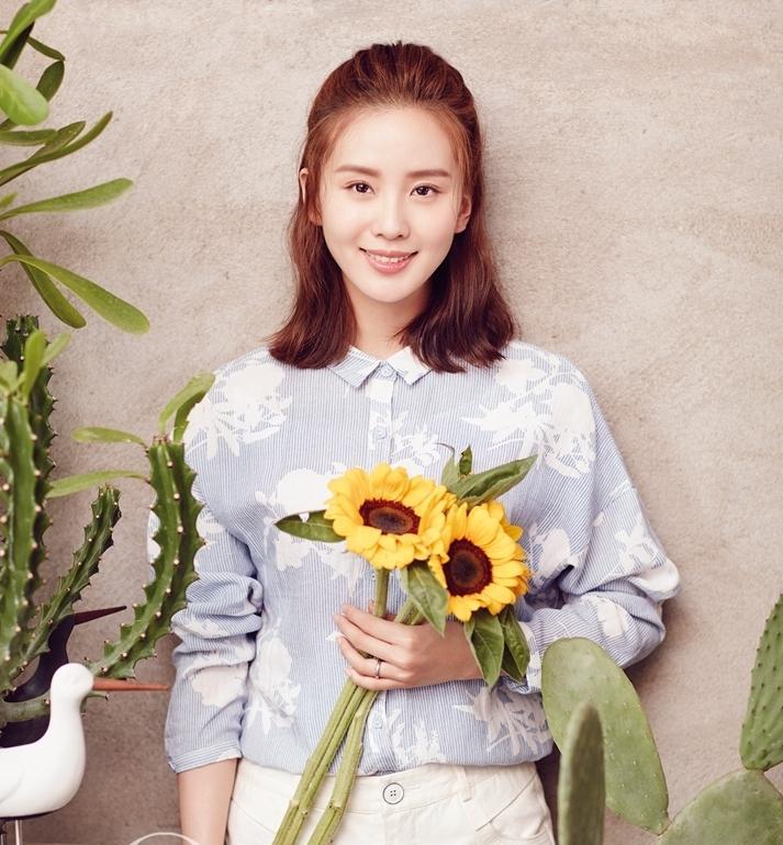 点击大图看下一张：刘诗诗清新登封面 恬静淡雅若清风拂面