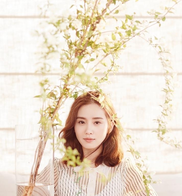 点击大图看下一张:刘诗诗清新登封面 恬静淡雅若清风拂面