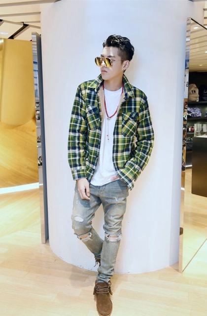 点击大图看下一张:吴亦凡潮流时尚写真手机壁纸