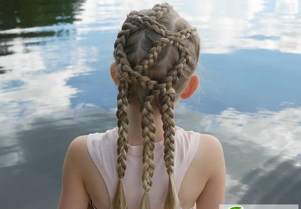 点击大图看下一张:小女孩公主头编发