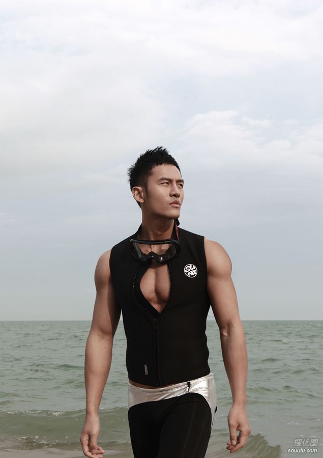 点击大图看下一张：亚洲男模顾又铭各类写真大片