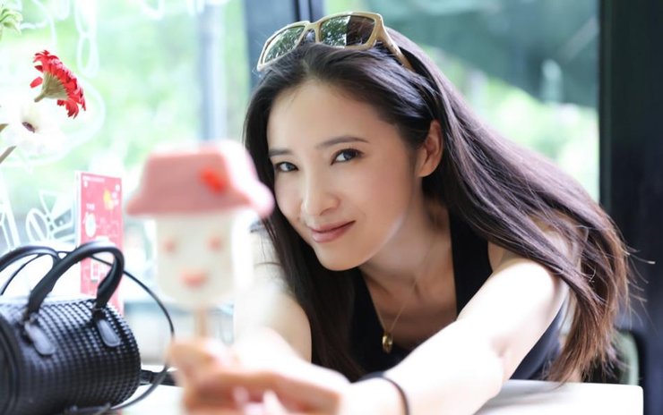 点击大图看下一张：龚蓓苾夏日写真曝光 冰后尽展甜蜜诱惑