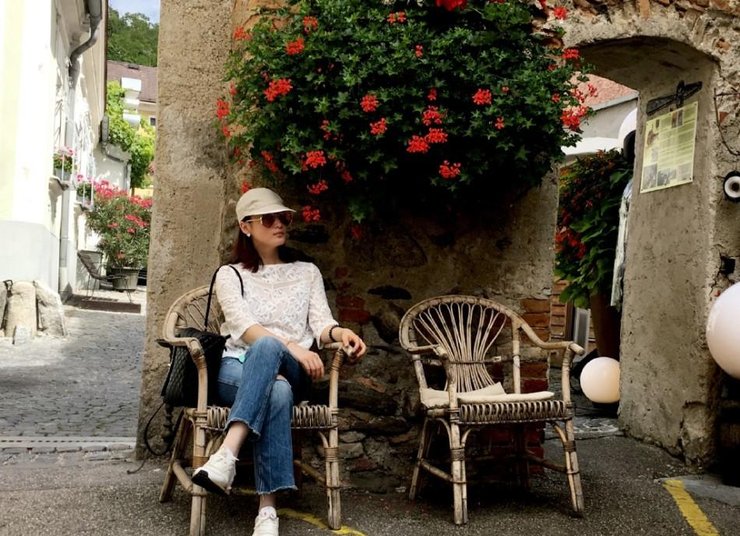 点击大图看下一张：蒋勤勤漫步奥地利 白衣牛仔裤似文艺青年