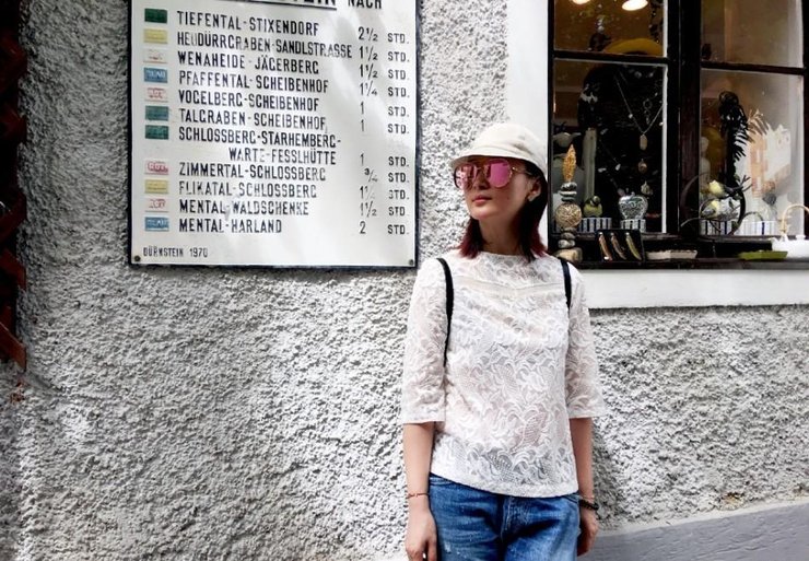 点击大图看下一张：蒋勤勤漫步奥地利 白衣牛仔裤似文艺青年