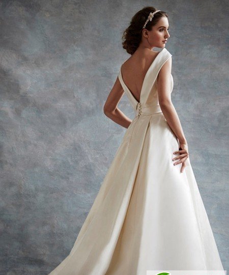 点击大图看下一张：鱼尾婚纱配什么发型好看