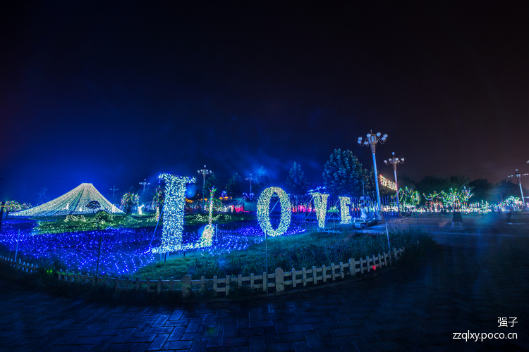 点击大图看下一张：魏州公园今夜灯光璀璨