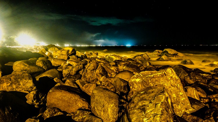 点击大图看下一张：夜海似墨