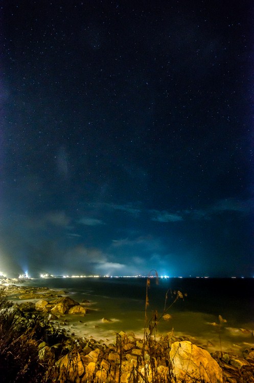 点击大图看下一张：夜海似墨