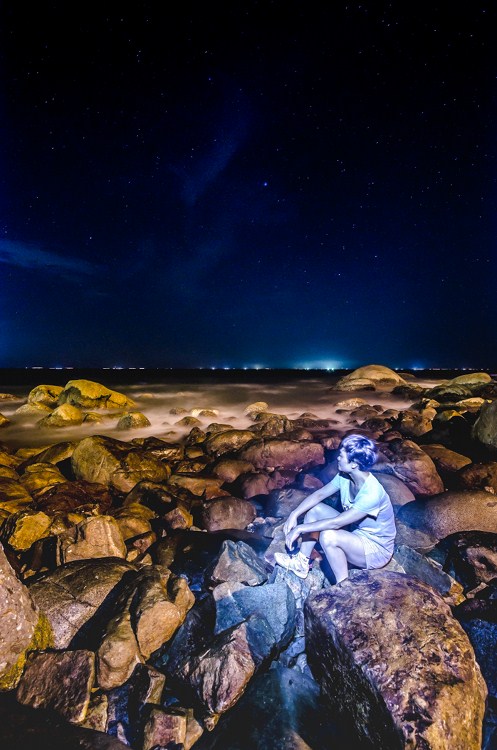 点击大图看下一张：夜海似墨