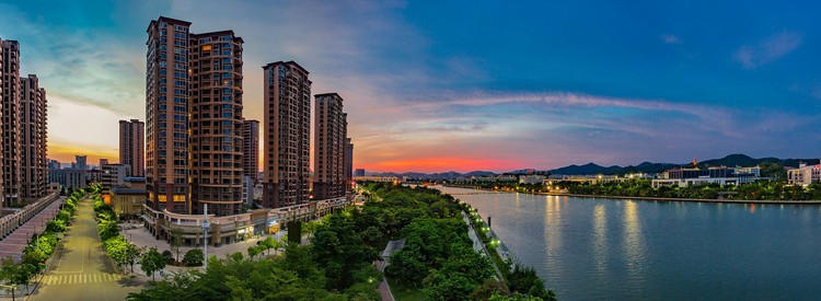 点击大图看下一张：夜幕下的嘉应州