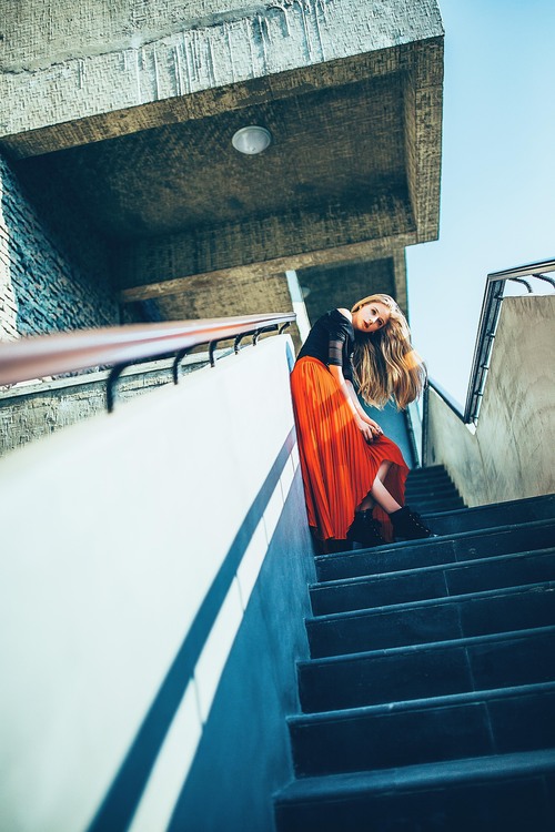 点击大图看下一张：Come take my hand