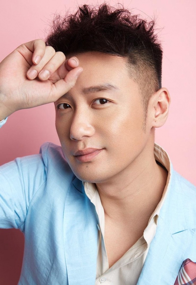 点击大图看下一张：巩峥七夕写真曝光 化身浪漫深情气质王子