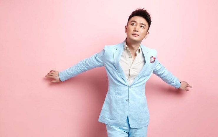 点击大图看下一张:巩峥七夕写真曝光 化身浪漫深情气质王子