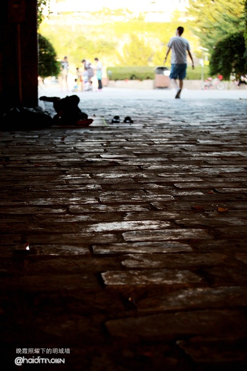 点击大图看下一张:晚霞照耀下的明城墙