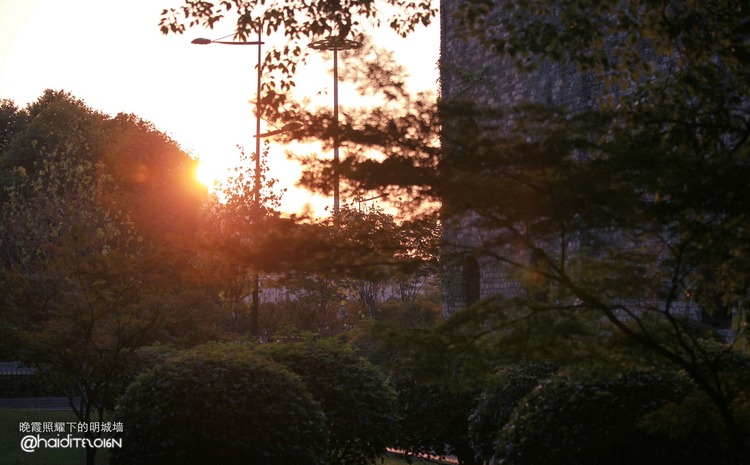 点击大图看下一张:晚霞照耀下的明城墙