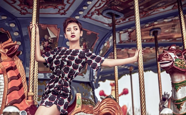 点击大图看下一张：李晓峰写真演绎华丽风 甜美热辣格调十足