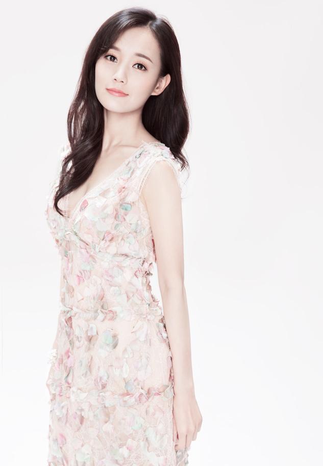 点击大图看下一张：李一桐曝浪漫写真 慵懒卷发尽显优雅气质